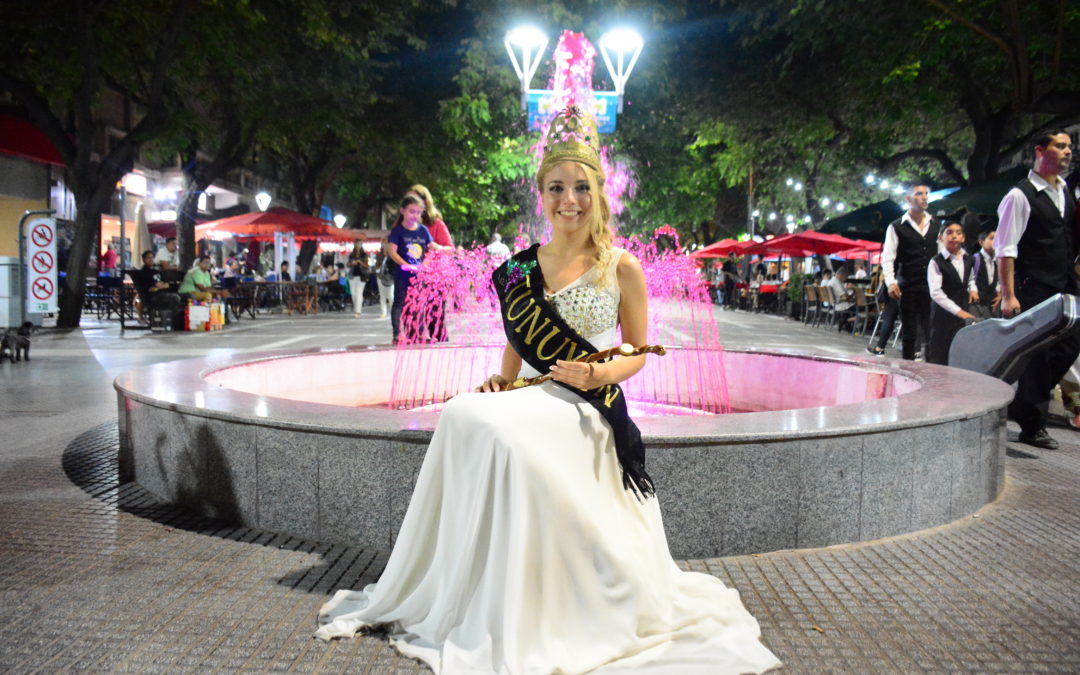 La reina de Tunuyán, María Eugenia Serrani, llenó de color la peatonal Sarmiento