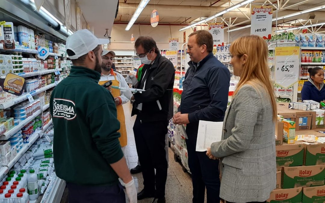 Martín Aveiro y Anabel Fernández Sagasti recorrieron supermercados de Tunuyán controlando precios